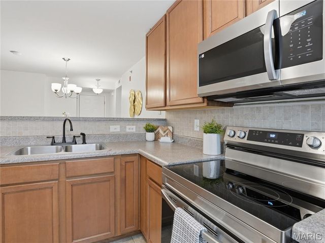 9744 Bexley Station Drive 8F, Affton, MO 63123