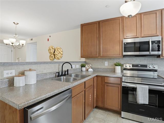9744 Bexley Station Drive 8F, Affton, MO 63123