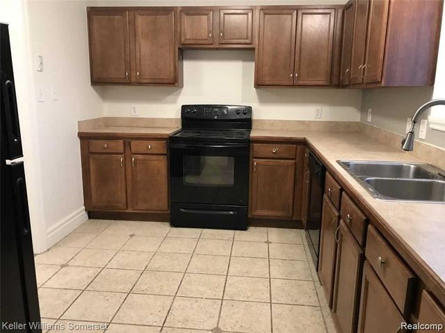 18541 Utica, Roseville, MI 48066