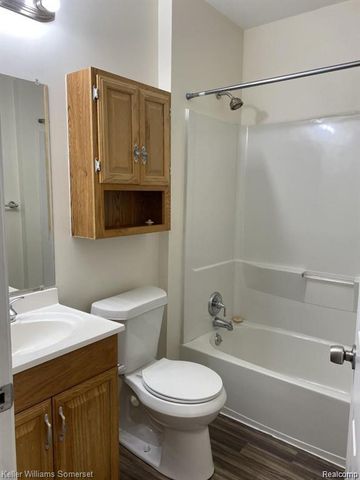 18541 Utica, Roseville, MI 48066