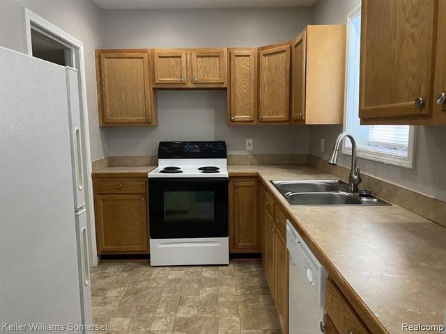 18541 Utica, Roseville, MI 48066