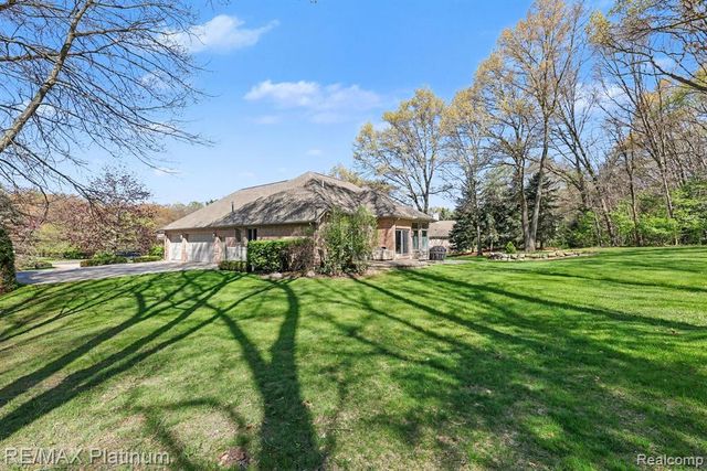 722 Mystic Woods Drive, Howell, MI 48843
