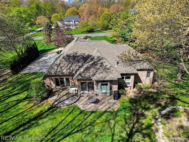 722 Mystic Woods Drive, Howell, MI 48843