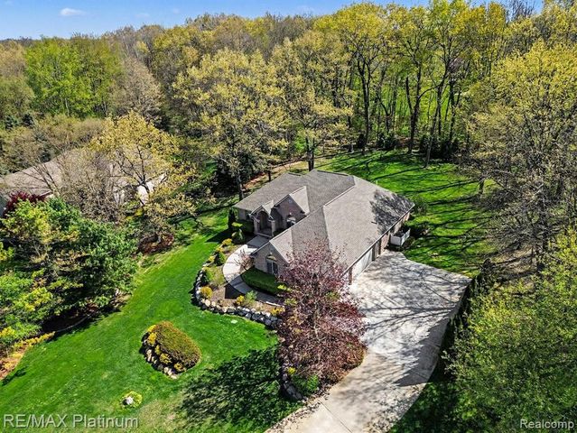 722 Mystic Woods Drive, Howell, MI 48843