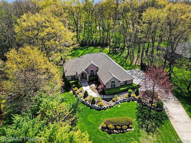 722 Mystic Woods Drive, Howell, MI 48843