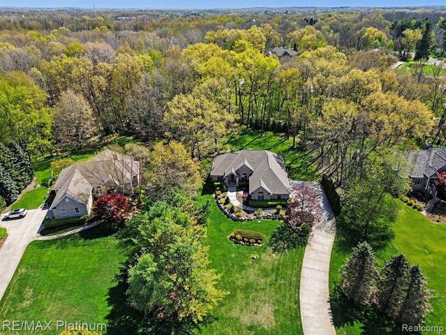 722 Mystic Woods Drive, Howell, MI 48843