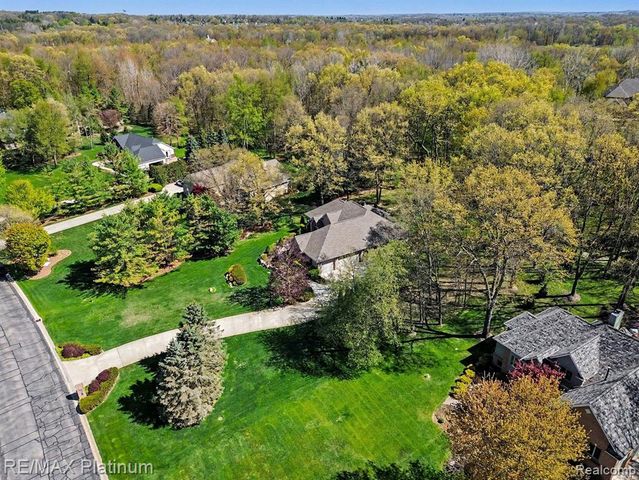 722 Mystic Woods Drive, Howell, MI 48843