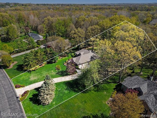 722 Mystic Woods Drive, Howell, MI 48843