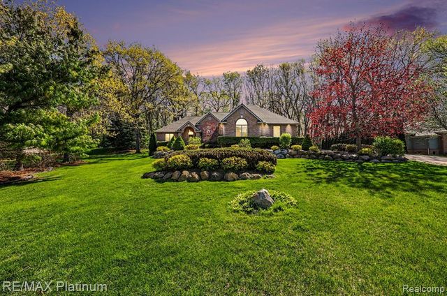 722 Mystic Woods Drive, Howell, MI 48843