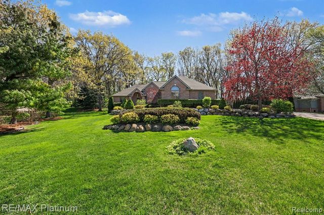 722 Mystic Woods Drive, Howell, MI 48843