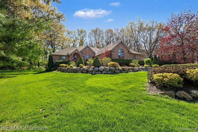 722 Mystic Woods Drive, Howell, MI 48843