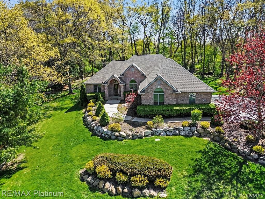 722 Mystic Woods Drive, Howell, MI 48843