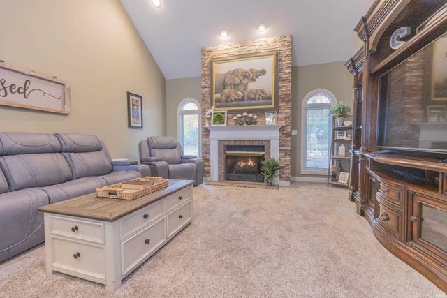 7422 Bosma Drive, Newburgh, IN 47630