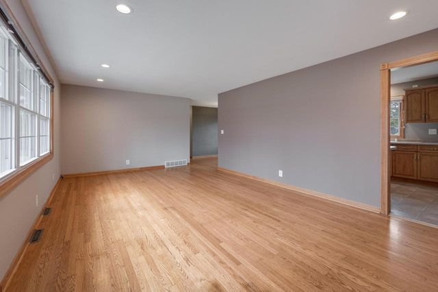 3355 S El Sirroco DRIVE, New Berlin, WI 53151