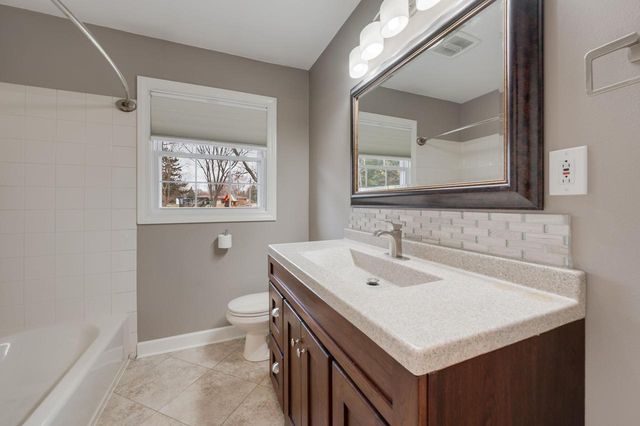 3355 S El Sirroco DRIVE, New Berlin, WI 53151