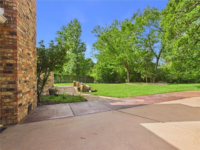 902 Briar Bend Court, Bryan, TX 77802