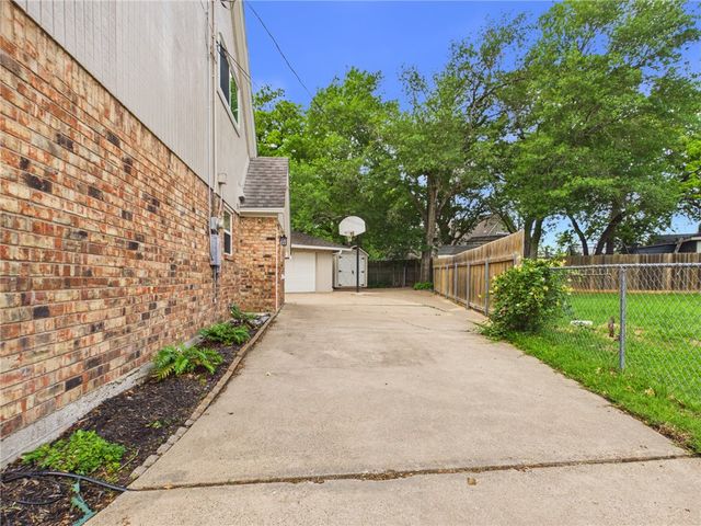 902 Briar Bend Court, Bryan, TX 77802