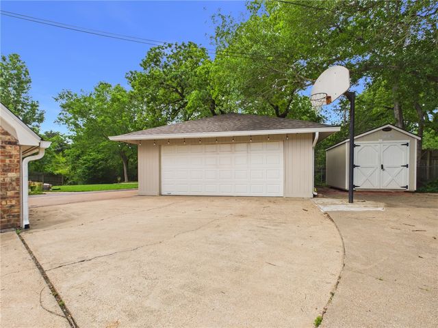 902 Briar Bend Court, Bryan, TX 77802