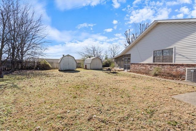 2824 Parkwood Circle, Rogers, AR 72756