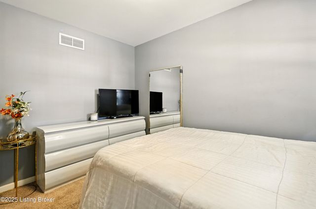 225 Crescent Hill Pl APT 105, Louisville, KY 40206