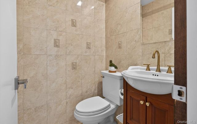 17 Hillcrest Drive A, Glen Head, NY 11545