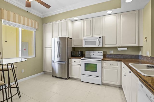 26 Harbour Isle Drive W Ph06, Fort Pierce, FL 34949