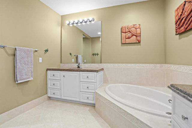 26 Harbour Isle Drive W Ph06, Fort Pierce, FL 34949