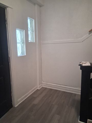 8518 S Muskegon Avenue, Chicago, IL 60617