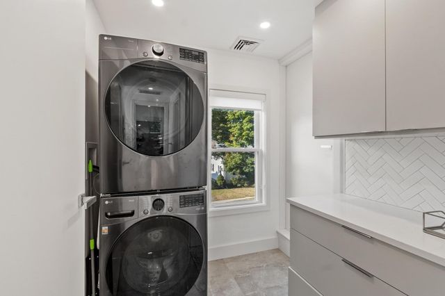 32 Coolidge Ave, Peabody, MA 01960