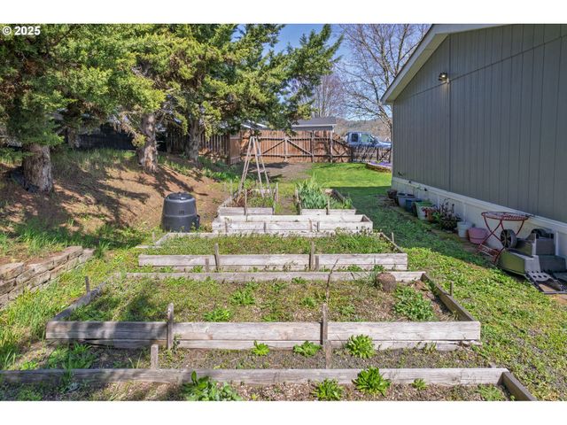 266 RIVER PLACE Dr 61, Roseburg, OR 97471