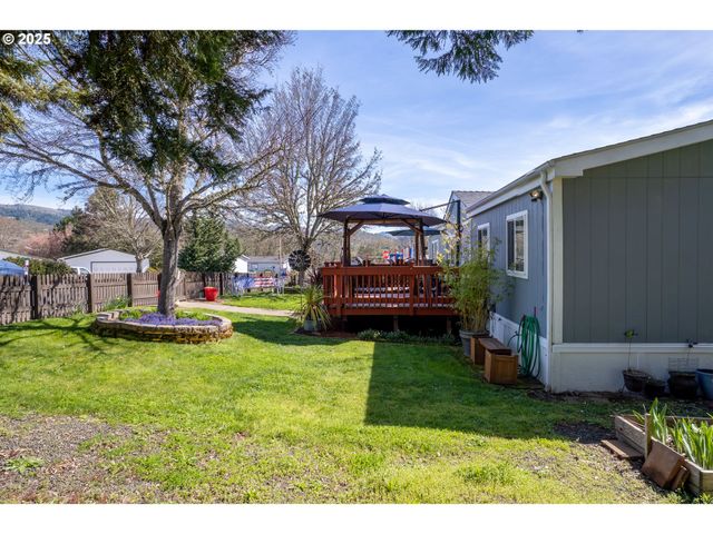 266 RIVER PLACE Dr 61, Roseburg, OR 97471