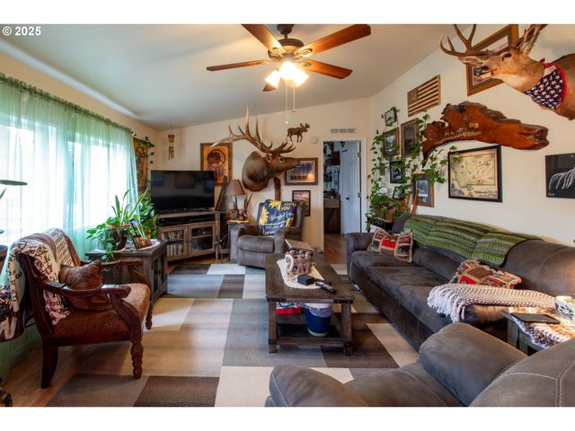 266 RIVER PLACE Dr 61, Roseburg, OR 97471
