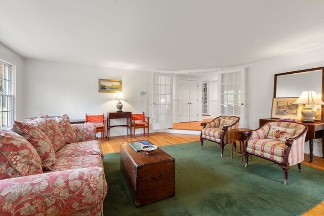28 Centre St, Dover, MA 02030