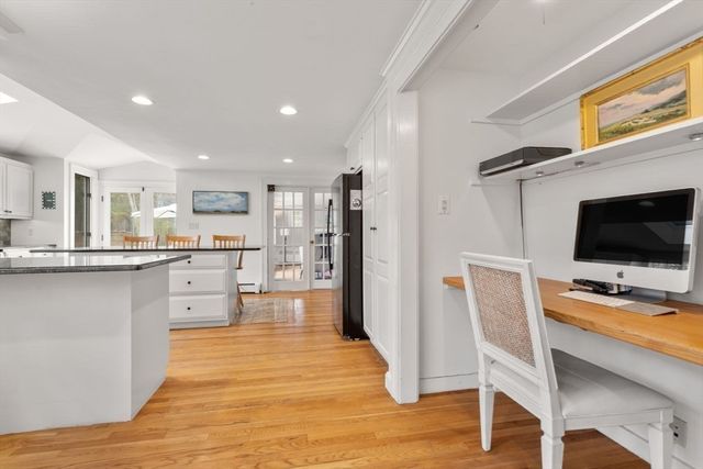 28 Centre St, Dover, MA 02030