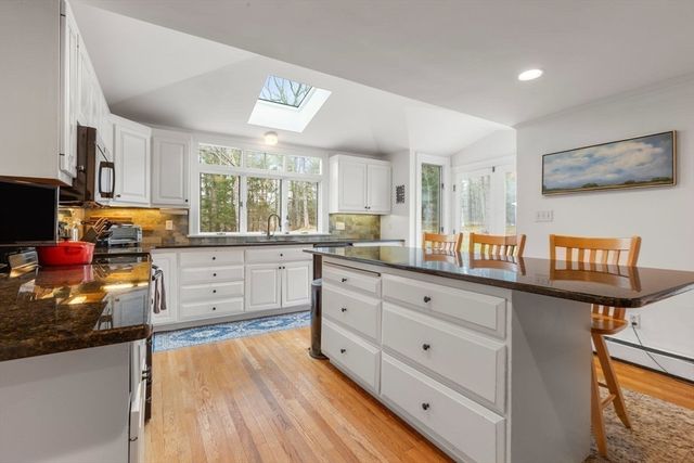 28 Centre St, Dover, MA 02030