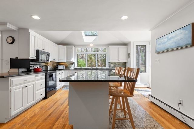 28 Centre St, Dover, MA 02030