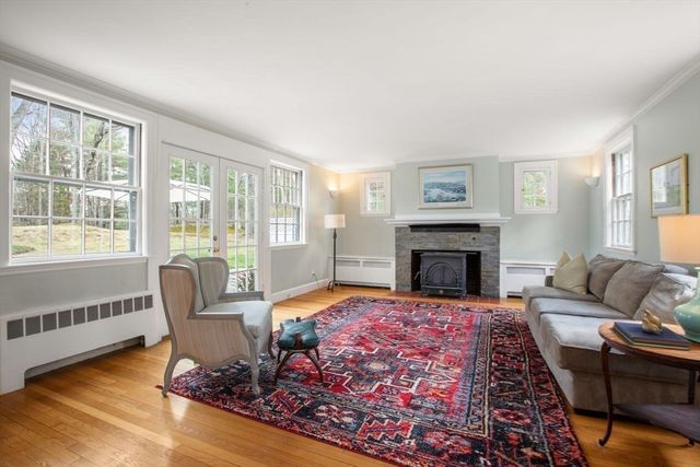 28 Centre St, Dover, MA 02030