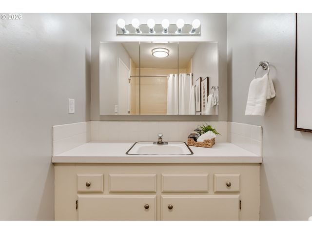 600 CHERRY Dr, Eugene, OR 97401