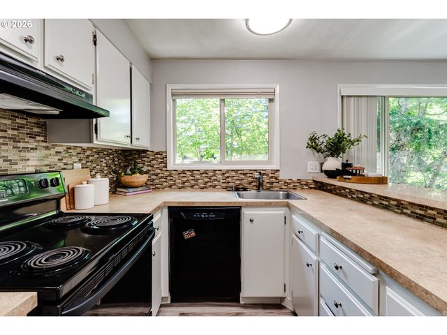 600 CHERRY Dr, Eugene, OR 97401