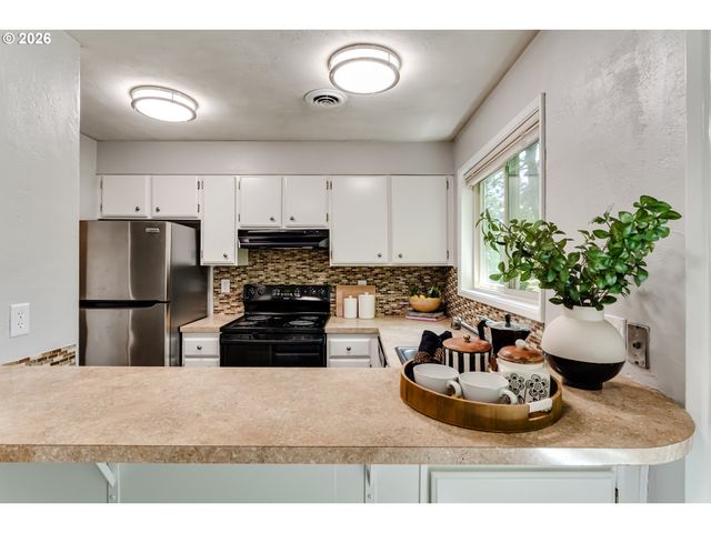 600 CHERRY Dr, Eugene, OR 97401
