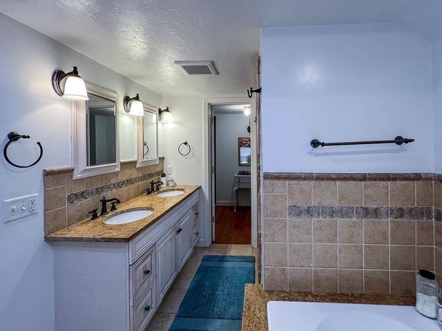 56 Rockridge Rd, Framingham, MA 01702