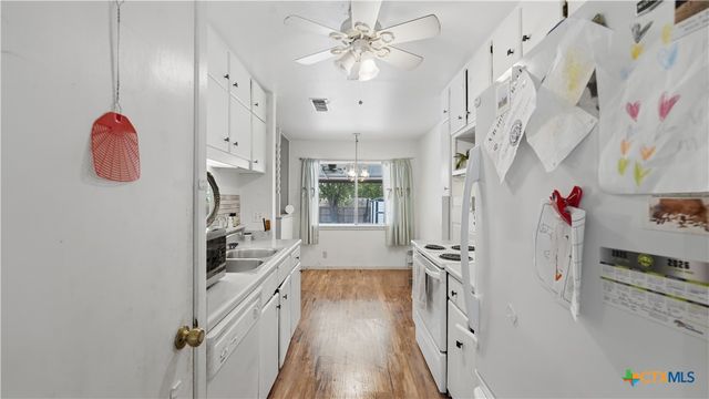 7830 Village Oak Drive, Live Oak, TX 78233