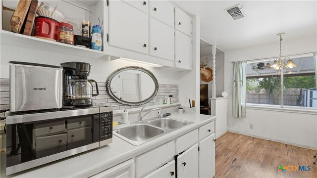 7830 Village Oak Drive, Live Oak, TX 78233