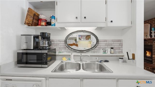 7830 Village Oak Drive, Live Oak, TX 78233