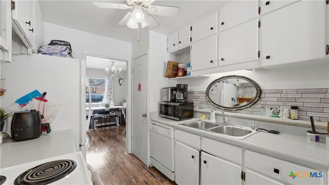 7830 Village Oak Drive, Live Oak, TX 78233