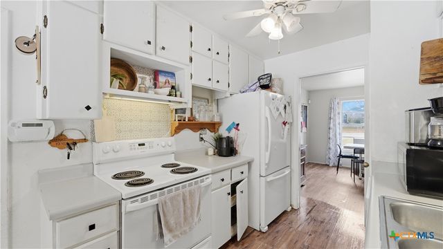 7830 Village Oak Drive, Live Oak, TX 78233