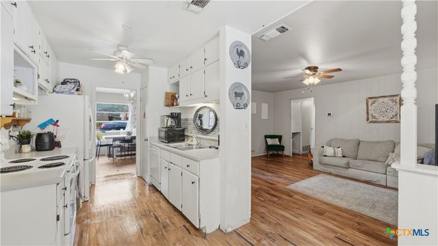 7830 Village Oak Drive, Live Oak, TX 78233