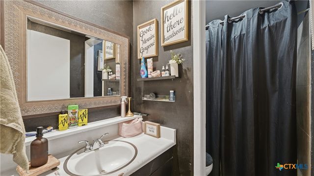 7830 Village Oak Drive, Live Oak, TX 78233