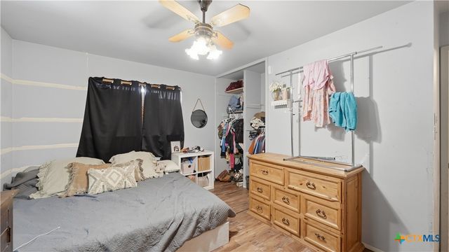 7830 Village Oak Drive, Live Oak, TX 78233