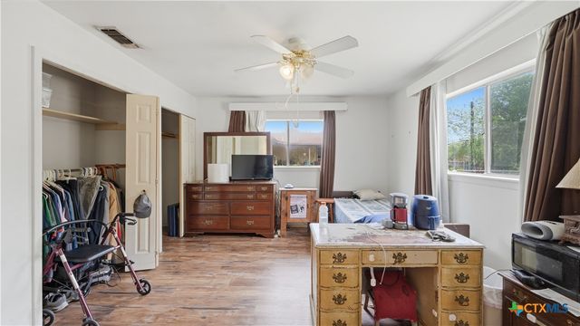 7830 Village Oak Drive, Live Oak, TX 78233